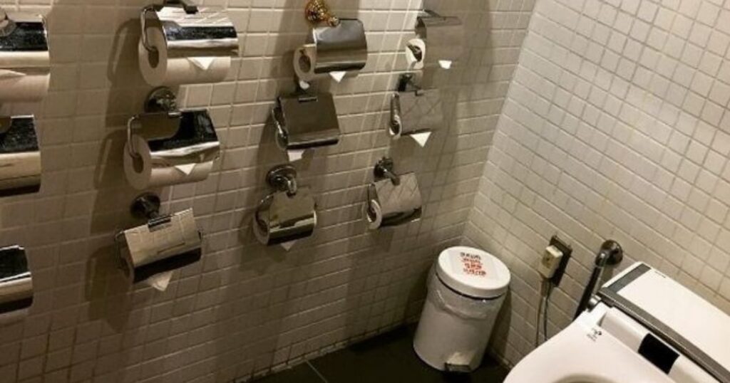 Взламка туалет. Сантехника для общественных туалетов. Унитаз для общественного туалета. Раковины в общественном туалете. Плитка в общественном туалете.